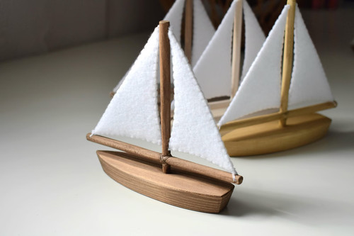 Barca vela legno fatta a - barca, in